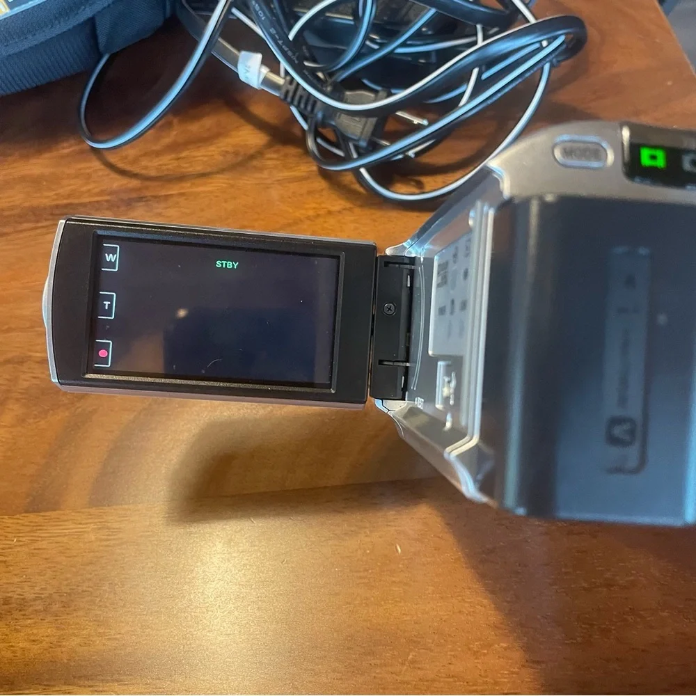 Sony Silver Handy cam DCR-SR68 Camcorder with Carry Case and Cables